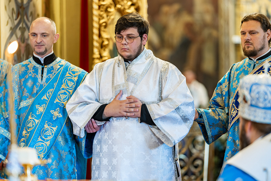 Архиерейское богослужение в праздник Успения Пресвятой Богородицы в Троицком кафедральном соборе Подольска